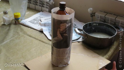 Пластиковую бутылку плотно обертываем газетой (один слой) край подклеиваем клестером (фото 3)