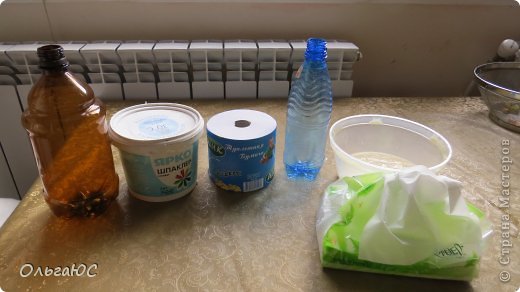 Для работы нам понадобится пластиковая бутылка и масса папье-маше (в данной работе я брала туалетную бумагу, клестер и шпаклевку. Этот рецепт я брала здесь https://podjem-tal.ru/node/335835 у BizWoo, мне он понравился (правда уменя не было измельчителя и масса получилась не очень однородная). До этого я делала из ячеек от яиц и пва, тоже хорошо получалось), салфетки на всякий случай (фото 2)
