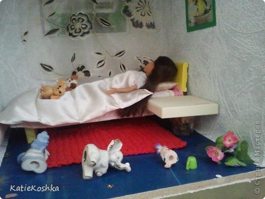 Вот и наступило утро... Алиса спала все спали и даже собачки спали на кровати, а в комнате был полный беспорядок, а Алиса еще даже не успела проснуться ей снились сны....
Но ведь каждое утро мама к ней заходит, успеет ли Алиса убрать в комнате до прихода мамы или нет... (фото 9)