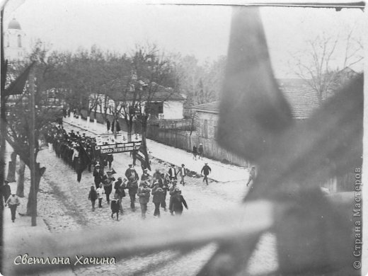 Демонстрация в Геленджике. На заднем плане видна церковь, сохранилась теперь действующая. (фото 16)