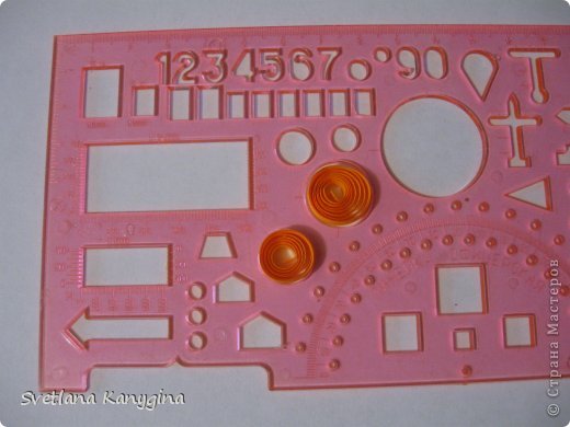 Для панциря используем полоски оранжевого цвета. Делаем спиральки разного размера: 2 больших, 3 средних.  (фото 8)