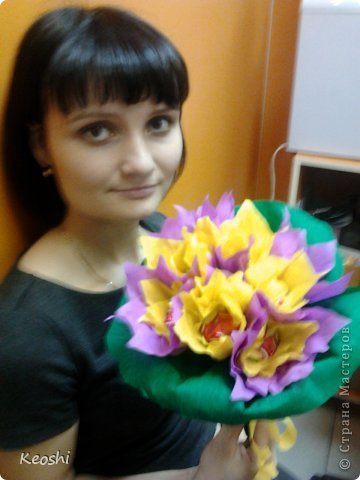 Вот такой букетик у меня получился. Первый опыт! На фото моя коллега. (Лелик, привет). Прошу прощения за качество фото.