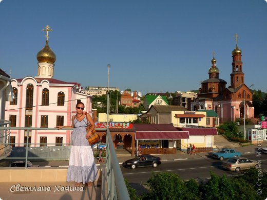 Храм и новая воскресная школа(розовое здание) Храм сохранился старый, построенный перед революцией. Храм отреставрирован и действует. (фото 30)