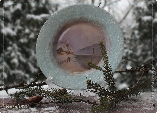 Тарелочка - обратный декупаж ,рисовая бумага,
И прямой декупаж- нанесла лак акриловый"Морозный эффект" и блестки.
 (фото 2)