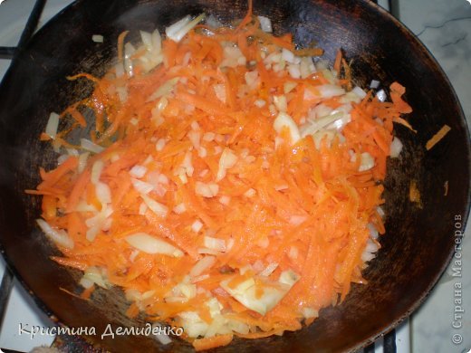 Морковь и лук обжарить на сковороде с подсолнечным маслом.С картофеля сварить пюре. (фото 2)
