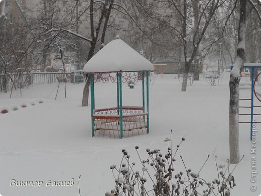 Детская площадка в такую метель пуста.... (фото 17)