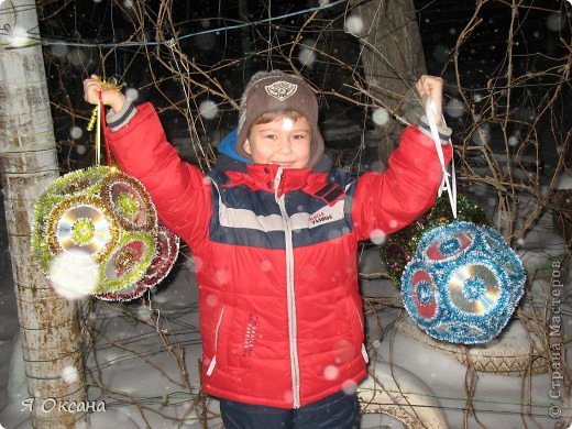 А это сегодня утром, по пути в Детский сад ребенок с радостью согласился попозировать с шарами. Утром мы их отдали воспитательницы. Наша группа находится рядом с кухней. ТАк вот - пока мы шли, повара аж головы посворачивали, потом прибежали смотреть.... А дети с улицы увидели нас и кричат воспитательнице "Смотрите, Владик что-то красивое несет". В общем, все довольные. И как всегда мы вовремя принесли их: в садик на днях придет комиссия с проверкой. Нам предложили поучаствовать с ними в конкурсе, но я, как честная отказалась. Потому что ребенок участия в их создании не принимал, а в запасе у нас есть другая идея - специально для конкурса (мне же важно, чтобы ребенок тоже трудился. (фото 12)