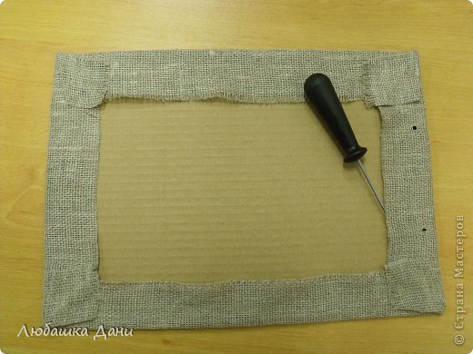 загнутые края ткани приклеиваем горячим клеем. Затем шилом прокалываем дырочки, попадая в отверстия, которые делали дыроколом (фото 6)