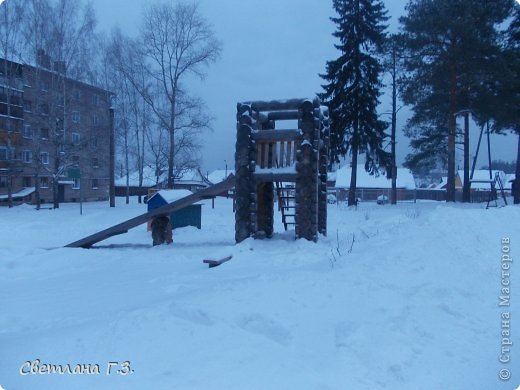 Вот такие деревянные горки стоят во дворах на детских площадках. (фото 3)