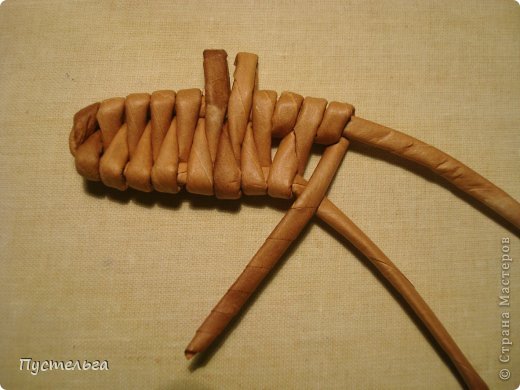 С другой стороны шеи уплотняем витки. Когда шея будет готова, делаем всё наоборот: дополнительные витки закладываем вокруг другой основы. Их тоже девять.Туловище плетём обычной восьмёркой, только оно должно быть шире шеи! Хвост из отдельных отрезочков, ножки - продеть трубочку и свить верёвочкой. Грива из отдельных трубочек, продетых в дырочки, и закрепляется всё плетением одного ряда верёвочки, начиная снизу, так чтобы концы трубочки превратились в чёлку.
Вот так, вроде всё написала... (фото 24)