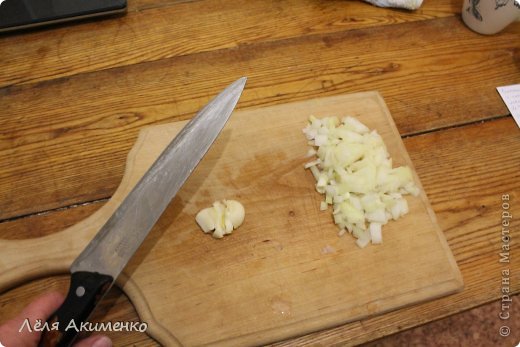 Зубчик чеснока давим плоскостью ножа и шинкуем чеснок на мелкие кусочки. (фото 16)