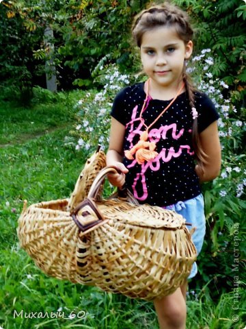 В августе-сентября 2013 года находясь на больничном, и не имея под рукой свежей лозы, начал искать в своих закромах какой-нибудь природный материал. Нашел ивовый прут, лыко, бересту запасенные в 2010 году. В инете посмотрел работу французских мастеров, которые делали корзины похожие на белорусские, но отличие в том, что обруч-ручку они делали из 3-4 толстых прутьев свитых в кольцо. Хочу показать что у меня получилось!  (фото 1)