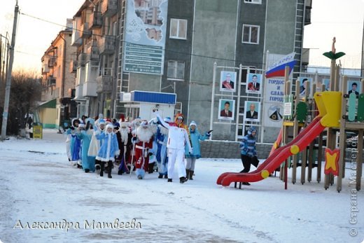 23 декабря в г.Белово на центральной площади прошел парад Дедов Морозов. В котором приняли участие участники ( простите за каламбур) конкурса "Дед Мороз Кузбасса-2014". Шествие возглавил факелоносец Кузбасса в г.Белово Андрей Шитиков. (фото 4)