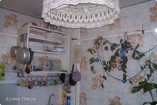 а это общий вид кухни, мне кажется, плетенки замечательно вписались (фото 11)