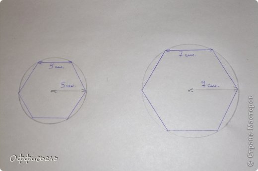 Вот так все начиналось... Из картона вырезается два шаблона, большой (1  шт.) - понадобится для раскроя ткани, а маленьких нужно очень много, у меня в работе было около 200,  в процессе сшивания я их вынимала из заготовок и использовала для других шестиугольников. (фото 5)