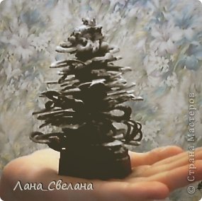 Сделала ёлочку из шоколада!
Могу сказать что лучше всего плавить шоколад в водяной бане и в шоколад ничего(масло, молоко т.п ) не добавлять, а то не затвердеет и если в комнате тепло лучше приоткрыть окно. А так ёлочка очень даже ничего сверху посыпала сахарной пудрой))