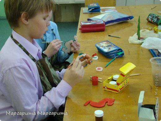 Расскрашиваем заготовки гуашевыми красками, конечно лучше синего цвета, но  можно сделать веселых разноцветных лошадок. В такой же цвет окрашиваем деревянные прищепки. (фото 5)