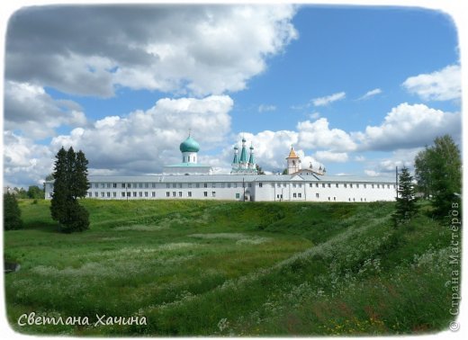 Это старая часть монастыря, службы здесь почти не служат, в одном из храмов обновляются иконы. Мы туда не попали( в храм) там закрыто было. Просто погуляли по монастырскому двору. (фото 23)