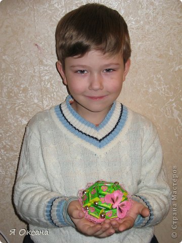 А вот и наш влюбленный Ромео с букетиком. Фото сделано рано утром. Ребенок еще сонный, поэтому фирменной нашей улыбки не видать. Ну и волновался наверное.... (фото 11)