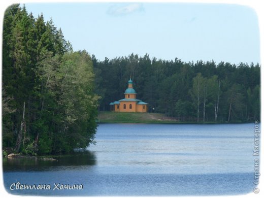 Это церквушка на дальнем берегу реки. (Видна на предыдущей фотографии) (фото 17)