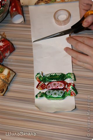 И вот когда сани уже были готовы и,собственно, был задан слегка "русский-народный" стиль всей поделке... Я сталкиваюсь с проблемой наполнения! Чем? Как? спешу напомнить коробку я выбрала большую! Не стану описывать всех творческих мук, коии я испытала, но самым удачным решением было- конфеты!( их-то много не бывает!) Но просто насыпанные в сани, они смотрелись куцевато и банально! (фото 6)