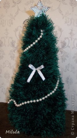 Ёлочка свежесвязанная. Украсила тем, что было под рукой. Одета на бутылку. (фото 1)