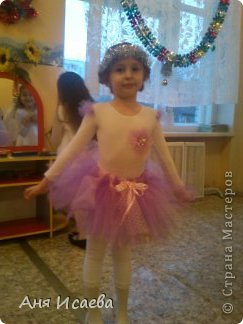 На Елку в садике дали роль конькобежца, была в шоке, но спасибо, дали подсказку: лосины и пышная юбка, тут я вздохнула с облегчением, все же Новый год и хочется быть красивой! Стала думать насчет юбки и решила сделать юбку-пачку! Хочу поделиться как я ее делала. Для юбки купила ФАТИН или просто сетка (так может быть написано в магазине), брала средней жесткости. Взяла три м. сиреневого и 2м. белого в розовой горох. (фото 1)