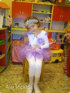 На греческую повязку приклеила дождик и сделала прическу в ее стиле. Завершили образ белые капроновые колготки и туфли. (фото 15)