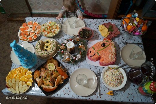 Мой скромный новогодний стол. Веночек со свечкой можно посмотреть здесь https://podjem-tal.ru/node/693544 (фото 9)