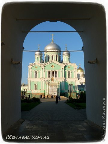 Вид через арку колокольни на Троицкий собор. (фото 3)