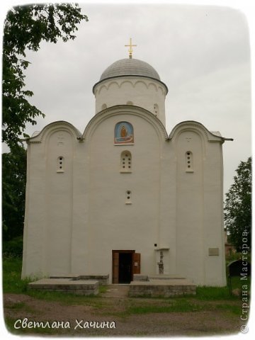 Монастырский храм, мы в него, к сожалению не попали. Просто заглянули через решетку внутрь, прочитали молитовку и двинулись дальше. (фото 4)