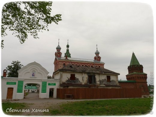 И ещё один монастырь в Старой Ладоге. Староладожский  Никольский мужской монастырь. Очень древний, и в плачевном состоянии.
Один из древнейших монастырей в Старой Ладоге, основанный Александром Невским после победоносного сражения со шведами в Невской битве в устье реки Ижоры, посвящен святителю Николаю Чудотворцу, архиепископу Мир Ликийских. (фото 16)