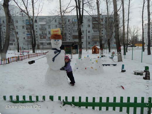 А потом оторвались с сыном на участке... Построили большого снеговика и крепость, которую украсили цветными льдинками. (про них я писала ранее https://podjem-tal.ru/node/520579 ) (фото 9)