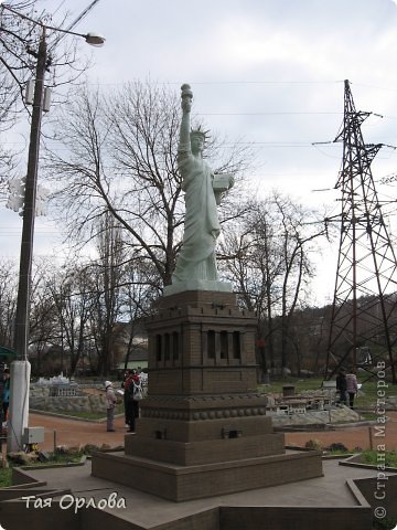 Ну .а эта девушка не менее известна. Статуя Свободы на острове Бедлоу в Нью-йорке.  Открыта 28 октября 1886г.Высота 93 метра включая факел и постамент. (фото 26)