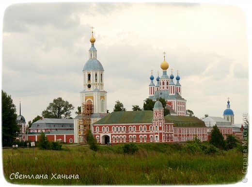 Монастырь со стороны похож на островок или на корабль.  (фото 19)