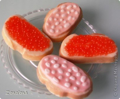 Ну и какой праздничный стол без закуски!
Но скажу, что сало в колбасу тоже проблематично было пихать. (фото 12)