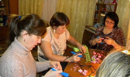 Вырезанные лепестки Наталья уже собирает в цветы. Пару готовых работ видела на снимках. Еще две картины не закончены, но думаю, что обязательно будут завершены.
Так плодотворно провели мы впятером пятницу 13. (фото 12)