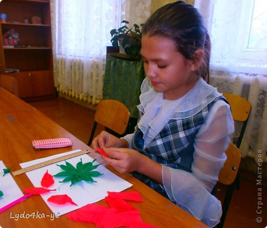 Теперь приступаем к изготовлению Рождественского веночка
Это Виктория делает для венка пуансетию (Рождественскую звезду) (фото 6)