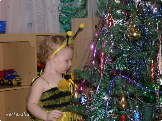 В этом году дочка была Пчелкой... долго думала, кем же ее нарядить и вдруг решила - Пчелка. И ярко и под темперамент подходит... она была просто счастлива. Елка, игрушки, блестки, подарки, любимые родители - все вместе водят хороводы вокруг лесной красавицы... танцуют, поют песни и читают стихи. (фото 2)