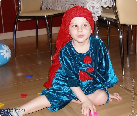 Колпак, туника с помпонами, ремень нарочито крупный, шорты-штанишки, полосатые носки - вот вам и гномик. Ткань брала искусственный бархат (совсем недорогой) :)).  (фото 5)