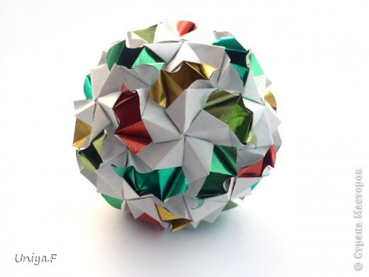 Name: Allium
Designer: Natalia Romanenko
Units: 30
Paper: 6,5*13 cm (1:2)
Final height: ~ 11,5 cm
Joint: no glue
http://kusudama.info/2013/10/allium-tutorial/
Обе кусудамы получились довольно крупными, чтобы быть просто елочными шариками. И я никак не могла придумать, как же их празднично приукрасить. Хотела попробовать сделать из них топиарий, но не успела. А буквально вчера пришло на ум удивительно простое решение (диву даюсь своей сообразительности). Оставить их просто большими шарами для отдельно подвешивания, например, под люстру. Осталось только подобрать бантики. И в следующем году они займут свое почетное место. (фото 7)