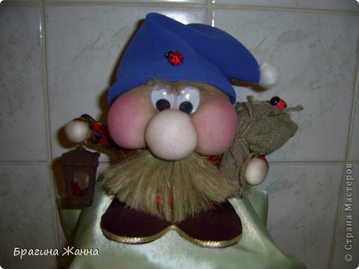мои гномики ходят все со старыми фонарями и освещают себе путь))))Скромник несет мешок добра и тепла!хоть и мешок латанный но тепла и добра в нем много .чем в мешке позолоченном))))) (фото 2)