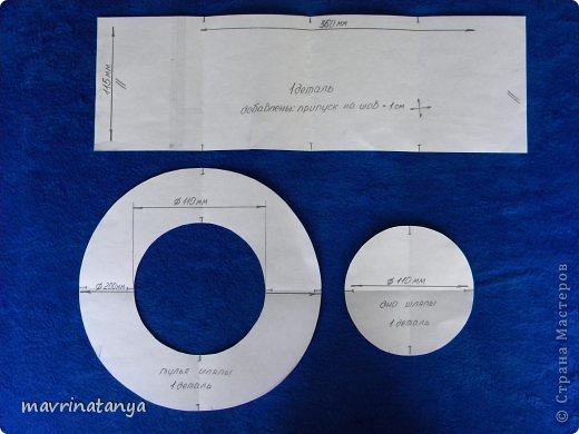 Для начала необходимо выкроить все детали изделия. На данном рисунке показана выкройка шляпы снеговика. Построить выкройку не сложно, все размеры нанесены на каждой детали (все размеры даны в мм). Если материал имеет ворс, то при раскрое учитывайте его направление (сверху вниз). Кроим из ткани черного цвета. Извиняюсь за ошибку в названии деталей цилиндра, далее по тексту внесу исправления. Большую прямоугольную деталь - тулью - выкроить без припусков на швы (они уже заложены в размерах выкройки), сделать небольшие надсечки (на выкройке - маленькие черточки, ограниченные перпендикуляром). Деталь полей (круг с отверстием внутри) и дно шляпы выкроить с припуском на швы 1 см. Соблюдайте направление ворса! Также проставьте надсечки. Надсечки нужны для удобства соединения деталей при шитье. (фото 2)