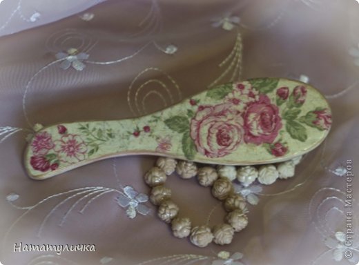 В творческий процесс попала расчёска. Здесь все просто розочки, кракелюр парой MAIMERI №753 №754 затирала тенями, декоративное золото, лак. (фото 18)