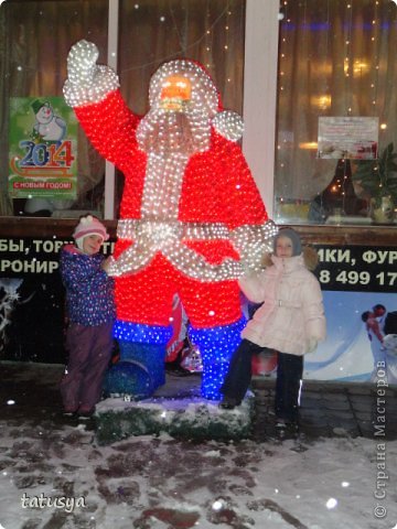 и дед мороз рядом с метро махнул нам и  предложил сфотографироваться ))))))))) (фото 13)