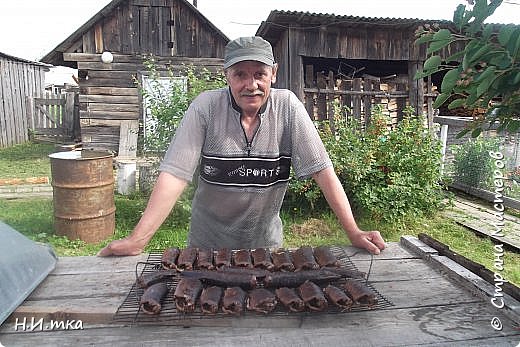 А это мой муж Виталий - заядлый рыбак!  Щучку закоптил. (фото 7)