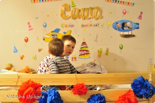 17 января Саше исполнилось 7 лет и утром мы его поздравили. Украсили комнату наклейками и помпонами. (фото 2)