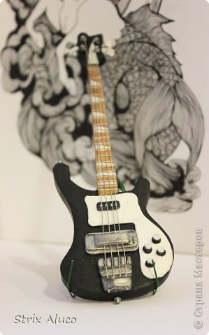 Легендарная бас-гитара Rickenbacker 4003.
Ручная работа. Миниатюрная копия, размером 18 см. (фото 1)