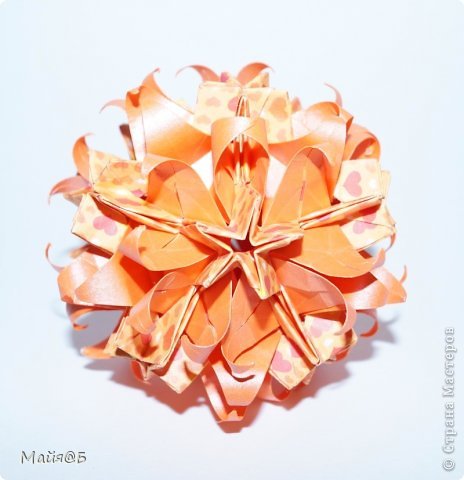 Name: Curly tulip
Designer: Valentina Minayeva
Parts: 30
Paper: 7,5 x 7,5
~8,5 см
Туториал: https://podjem-tal.ru/node/675878 (фото 6)