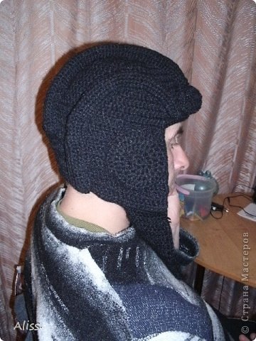 этот шлем я начала вязать в ноябре, он видоизменялся, перевязывался, распускался, довязывался...... короче мучила я его ........ и к Рождеству довазала. Муж носит на рыбалку. шлем весит 415 гр!!!!! сверху грубая 95% шерсть, изнутри в 2 нитки бэби вул Ализэ (фото 2)